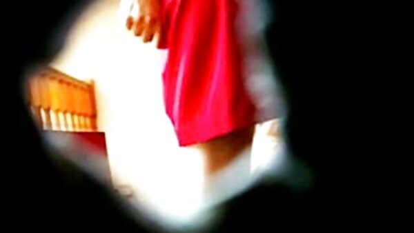 Die Brünette im roten Bikini Bea Triss zeigt ihre schönen, extrem fette frauen frechen Titten
